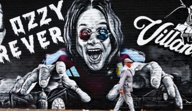 Ozzy Osbournen kotikaupungissa tehtiin kunniaa pimeyden prinssille - jalkapallojoukkueet marssivat kentälle klassikon soidessa