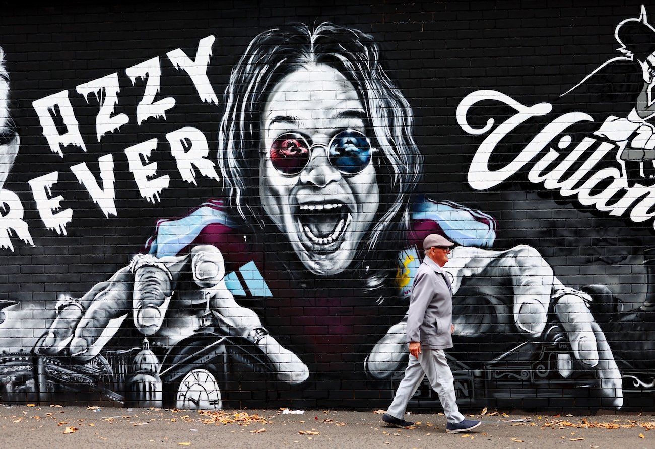 Ozzy Osbournen kotikaupungissa tehtiin kunniaa pimeyden prinssille - jalkapallojoukkueet marssivat kentälle klassikon soidessa