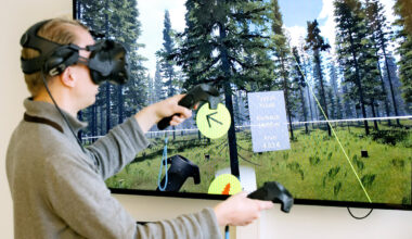 Timo Korkalainen kaataa metsää virtuaalisesti. Virtuaalilasit päässä metsä tuntuu paljon todellisemmalta kuin kuvasta voisi uskoa.