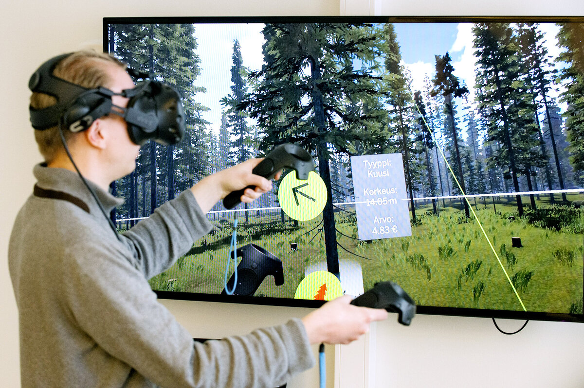 Timo Korkalainen kaataa metsää virtuaalisesti. Virtuaalilasit päässä metsä tuntuu paljon todellisemmalta kuin kuvasta voisi uskoa.