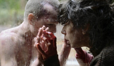 Jonah Wren Phillips ja Sally Hawkins synkistelevät Bring Her Back -elokuvassa.