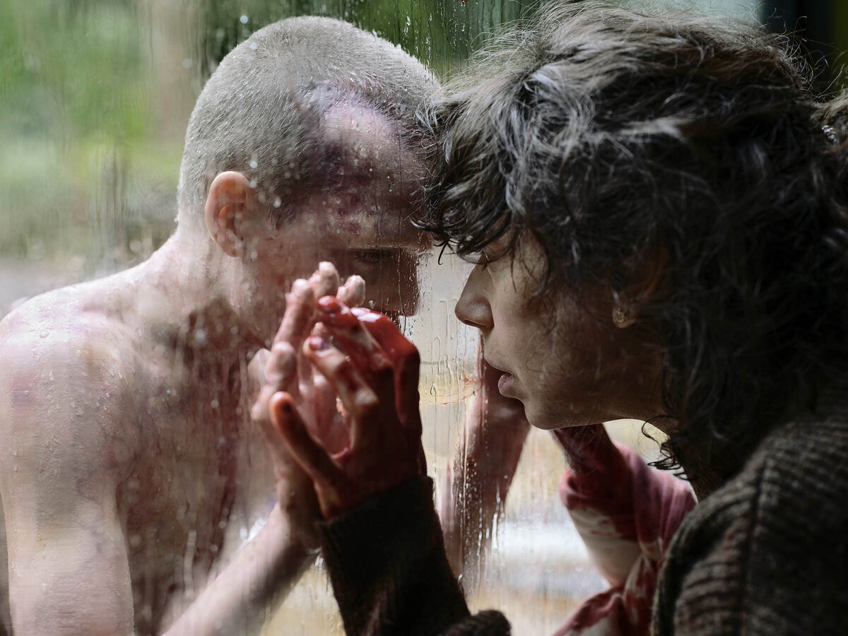 Jonah Wren Phillips ja Sally Hawkins synkistelevät Bring Her Back -elokuvassa.