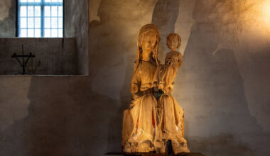 Liedon Madonna -veistos on esillä Nunnakappelissa Turun linnassa.