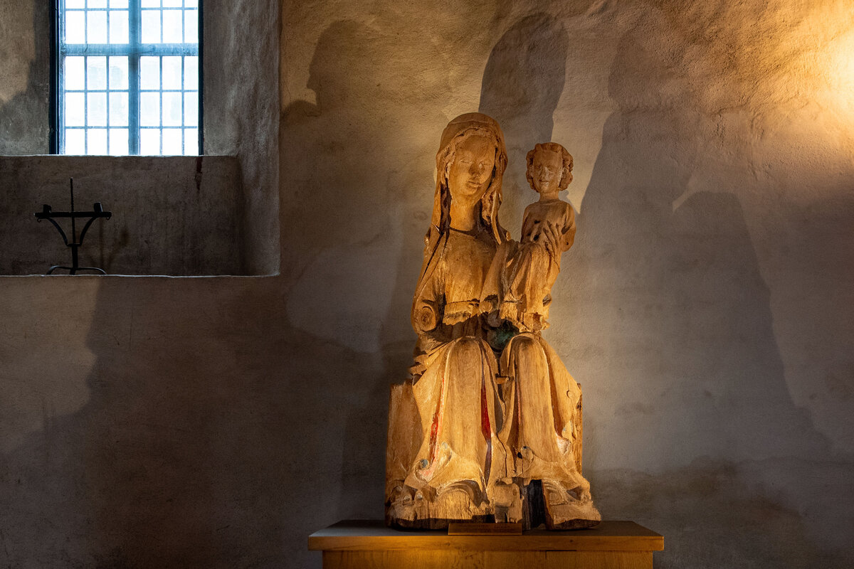 Liedon Madonna -veistos on esillä Nunnakappelissa Turun linnassa.