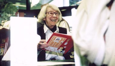 Tove Jansson vastasi saamiinsa kirjeisiin säntillisesti. Palvontaa tai pohjatonta ihailua hän ei sietänyt ja saattoi sanoa siitä vastauksessaan suoraan.