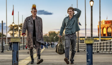 New Yorkissa majaileva englantilaispunkkari Russ (Matt Smith) ja jokamiesjenkki Hank (Austin Butler) pakoilevat kilpailevia rikollisporukoita Darren Aronofskyn överiksi äityvässä rytinäjännärissä.