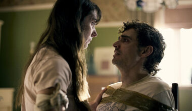 Miksi mies pitää sitoa kiinni? Asia selviää löperössä body horror -elokuvassa Together, jonka päärooleissa nähdään tosielämän pariskunta Alison Brie ja Dave Franco.