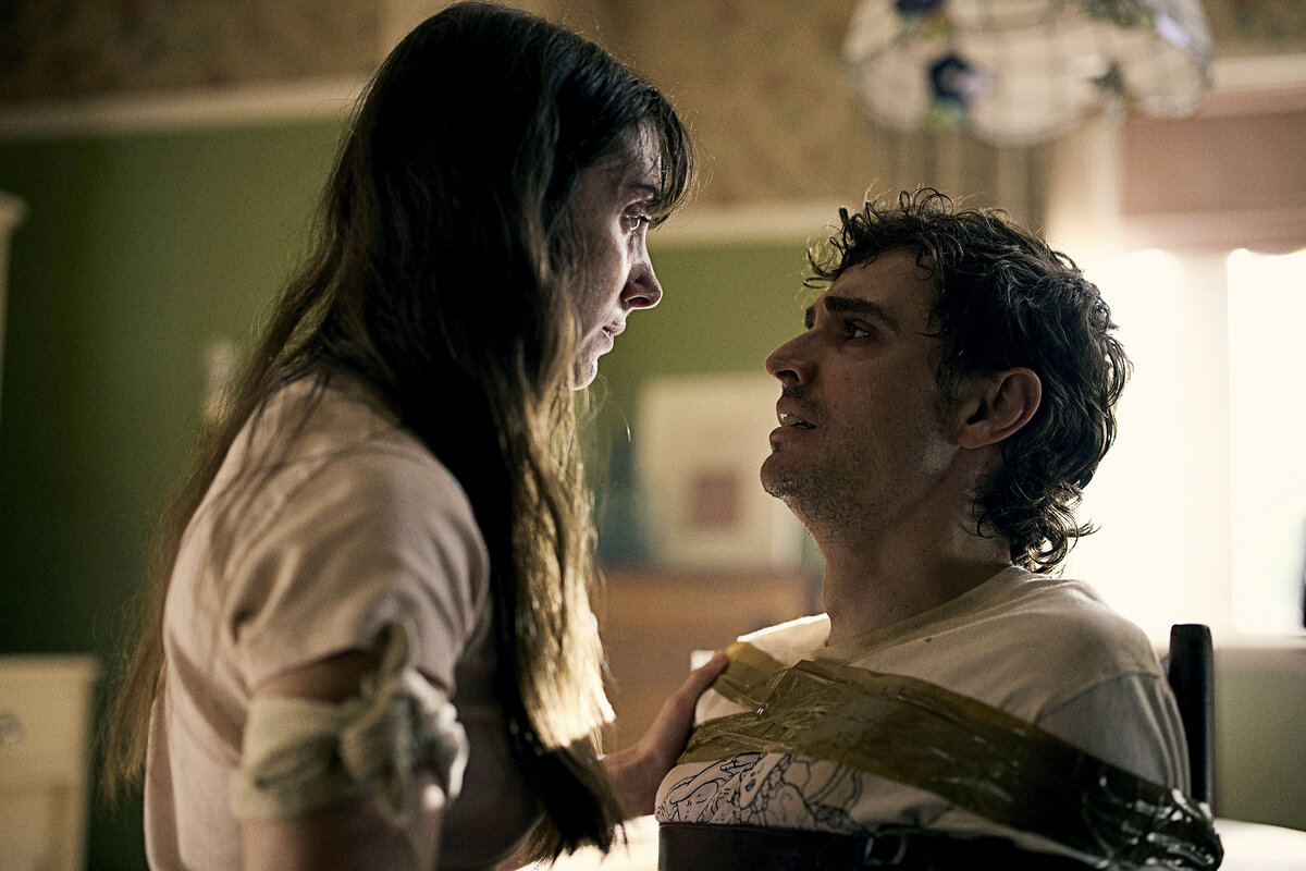 Miksi mies pitää sitoa kiinni? Asia selviää löperössä body horror -elokuvassa Together, jonka päärooleissa nähdään tosielämän pariskunta Alison Brie ja Dave Franco.
