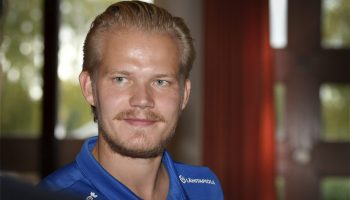 Kirja-arvio: Suoraa puhetta rahasta ja vähän muustakin – Jalkapalloilija Joel Pohjanpalon tarina hukkaa osan potentiaalistaan