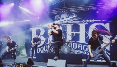 Bloodred Hourglass katsoo sekä menneeseen että tulevaan tulevan levyn viimeisellä singlellä - videolle taltioitiin aitoa live-energiaa