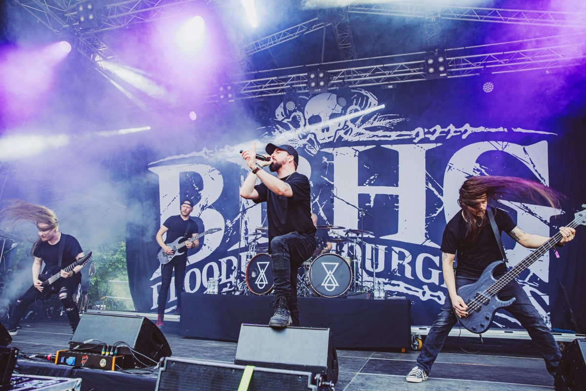 Bloodred Hourglass katsoo sekä menneeseen että tulevaan tulevan levyn viimeisellä singlellä - videolle taltioitiin aitoa live-energiaa