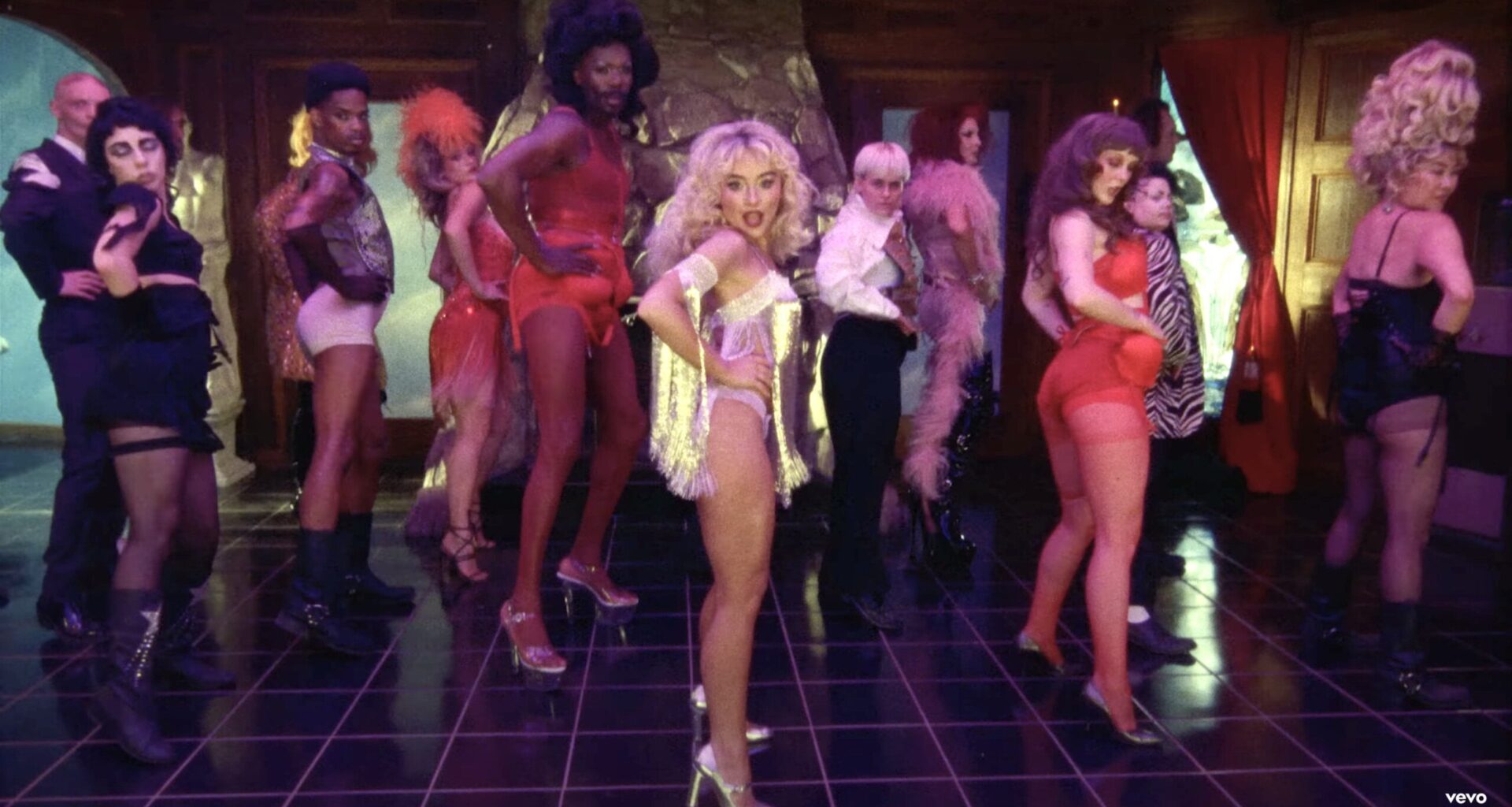 Syntisten bileiden syövereissä – Sabrina Carpenter juhlii Rocky Horror -henkisellä musiikkivideolla