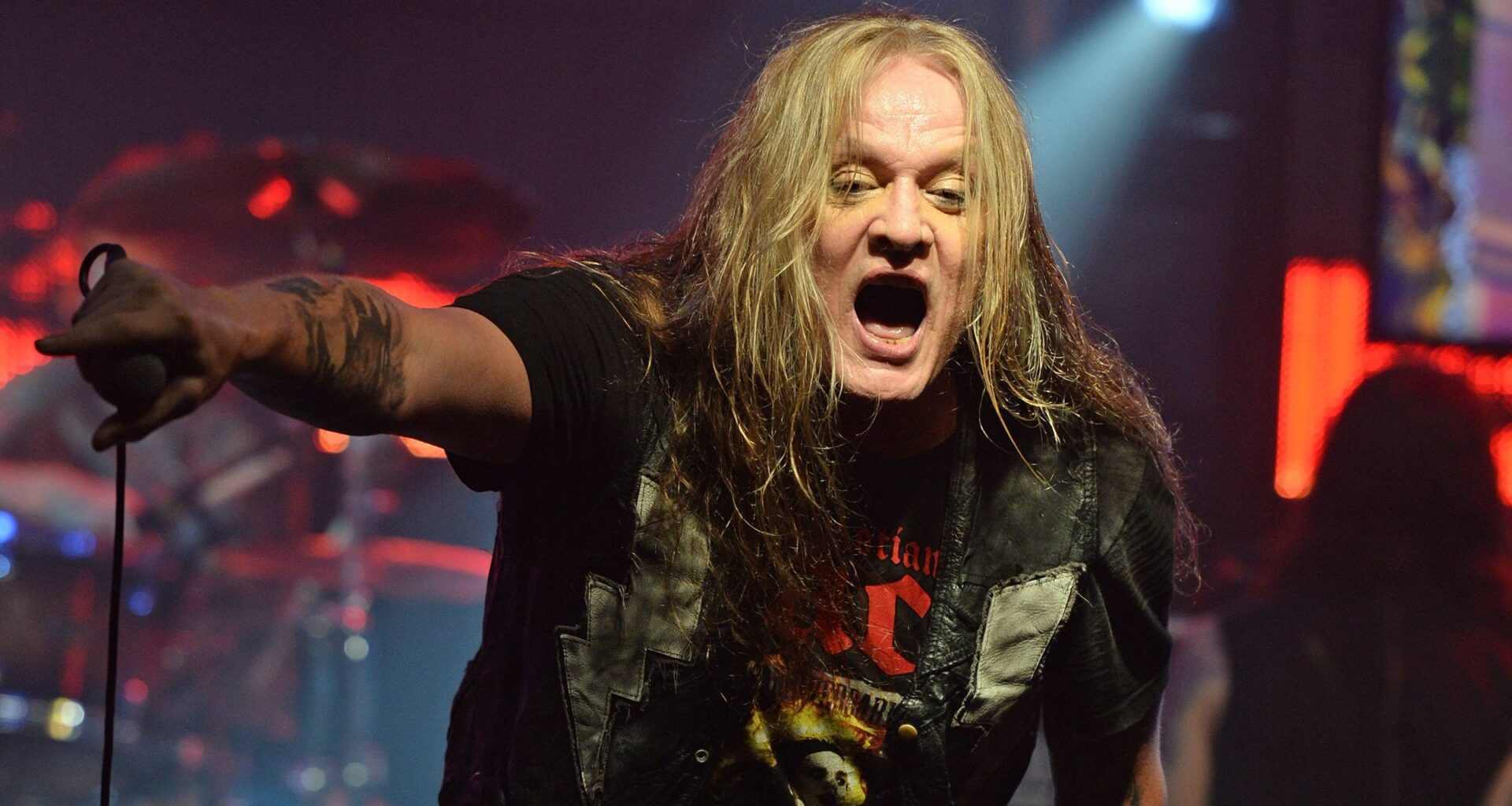 "Voisin potkaista niitä idiootteja munille" – Sebastian Bach ojentaa häntä kritisoivia "laulunopettajia"
