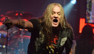 "Voisin potkaista niitä idiootteja munille" – Sebastian Bach ojentaa häntä kritisoivia "laulunopettajia"
