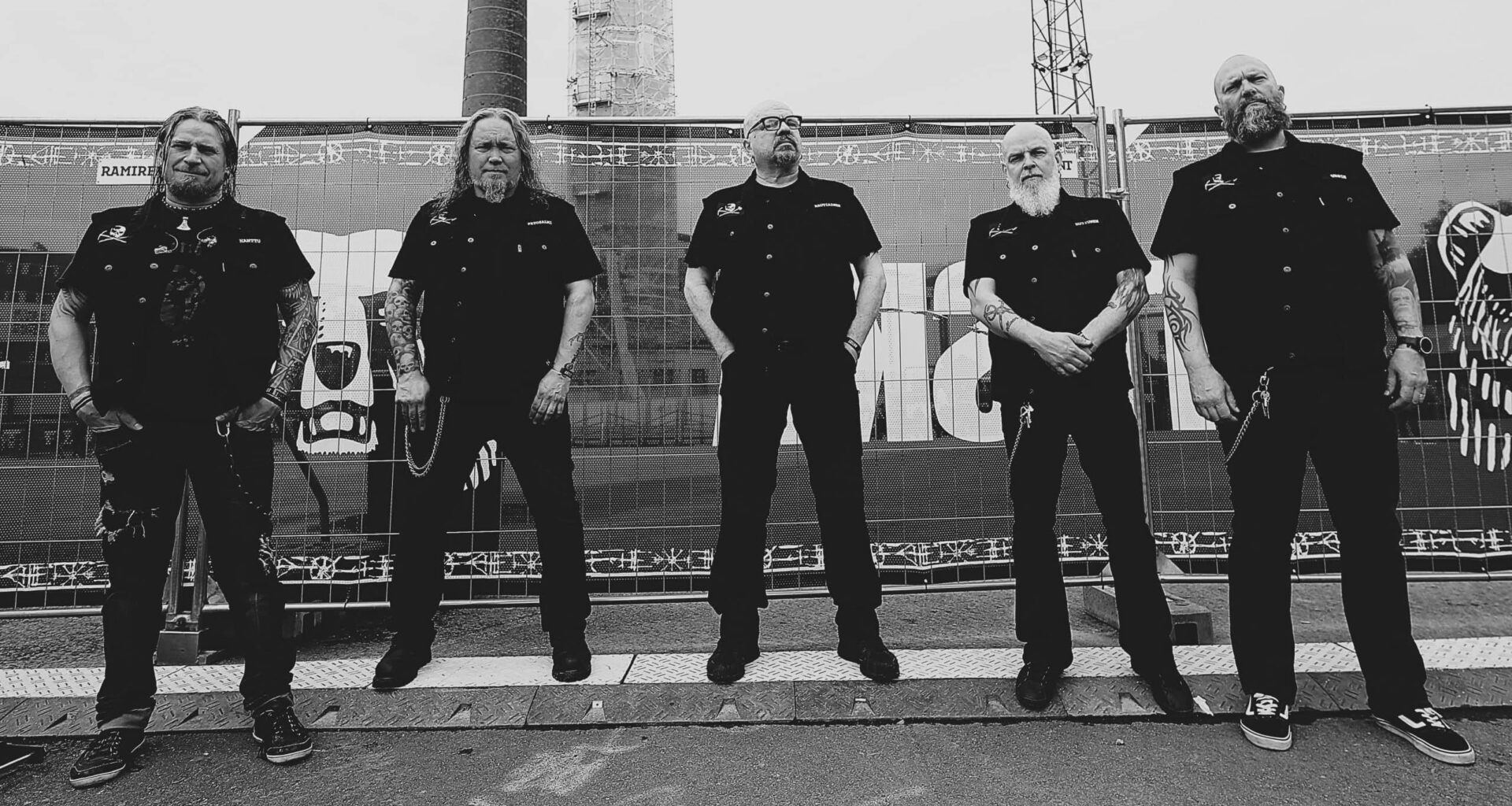 Amorphisin Tomi Joutsen mukana Trio Niskalaukauksen uudella Kohti tuhoa -singlellä