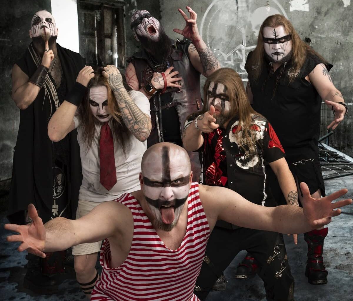 Eräs Suomen suosituimmista metalliyhtyeistä viettää loppuvuoden alkuvuoden tapaan – eli keikkaillen niin maan penteleesti