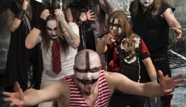 Eräs Suomen suosituimmista metalliyhtyeistä viettää loppuvuoden alkuvuoden tapaan – eli keikkaillen niin maan penteleesti