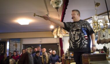 Pian tavaroista huudetaan kilpaa – Suomen Huutokauppakeisarin viikonloppu kuluu Kokkolassa ja Ylivieskassa