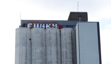 Massiivinen graffiti ilmestyi korkeuksiin – kuka töhri Kajaanin siilot?