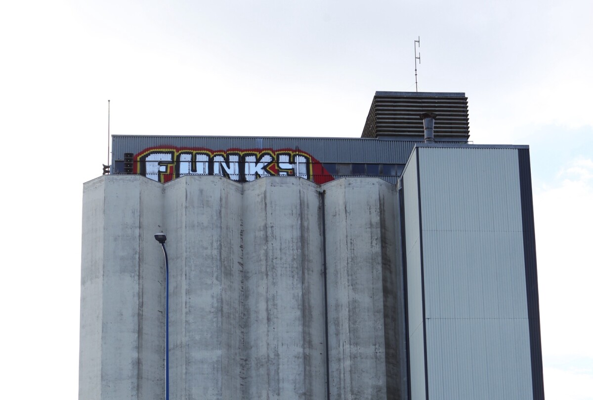 Massiivinen graffiti ilmestyi korkeuksiin – kuka töhri Kajaanin siilot?