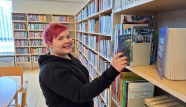 Uusi kirjastokimppa kasvatti suosituimpien kirjojen varausjonoja, mutta samalla kirjoja on varattavissa enemmän – katso jutusta tämän hetken Kainuun varatuimmat kirjat