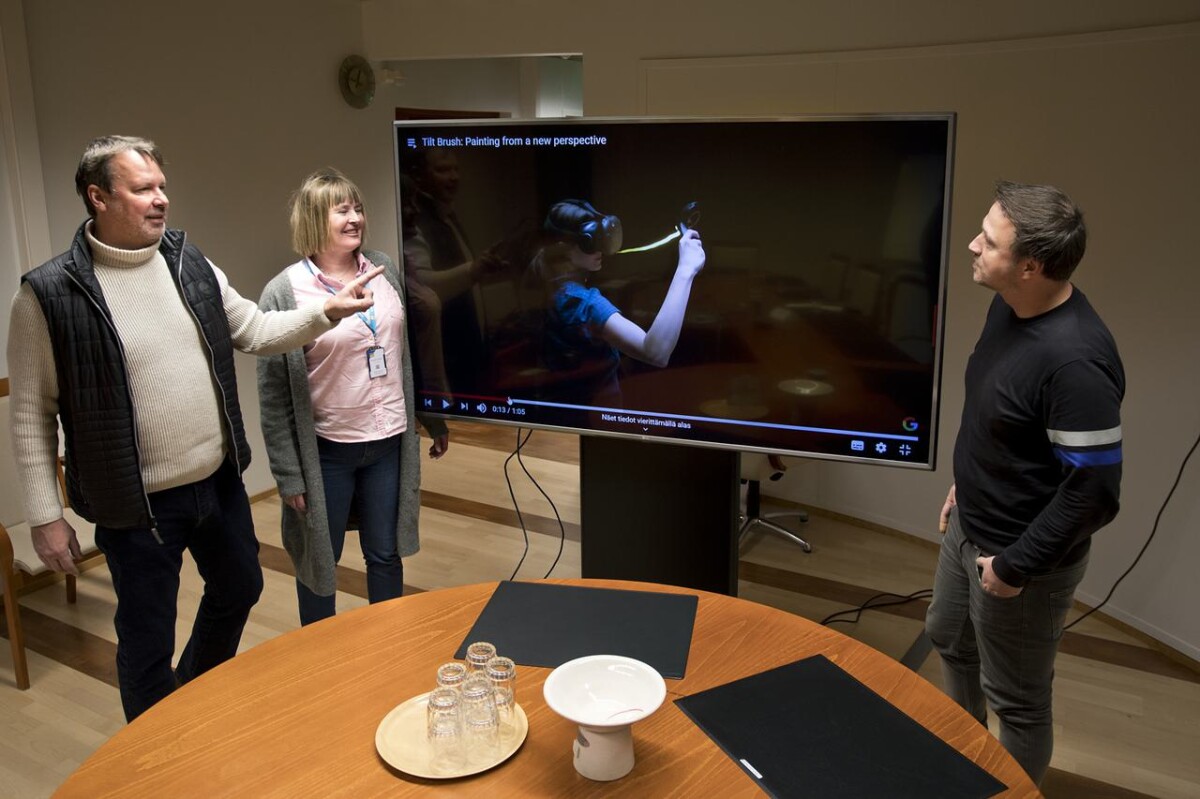 Virtuaalitodellisuus yhdistää sukupolvet Kalajoella: Teknologian avulla yläkoululaiset vievät ikäihmiset vierailemaan nuoruutensa maisemiin