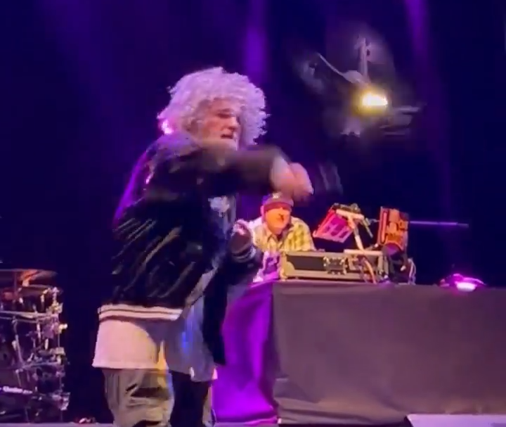 Drooni lensi Limp Bizkitin keikalla lavan läheisyydessä - Fred Durst iski lentävän tunkeilijan voimalla maahan
