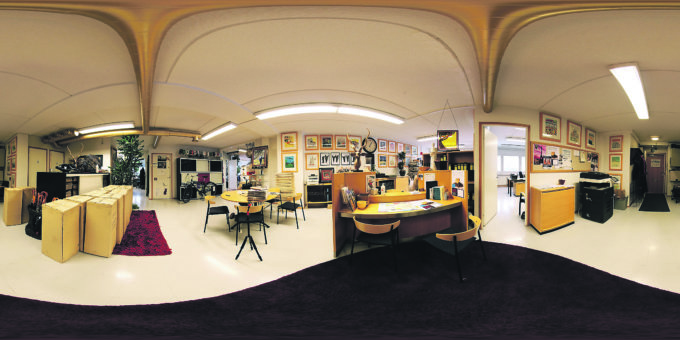 Freelancekuvaaja Petri Kuusela otti Ylöjärven Uutisten asiakaspalvelupisteestä kuvia, joista hän muodostaa lopulta 360°-panoraamakuvan. Yllä oleva kuva on kaksitasoinen projektio, jossa on liitetty yhteen useita otoksia. Lopullinen 360°-panoraamakuva tulee nähtäväksi Ylöjärven Uutisten verkkosivuille ja Facebook-sivulle.