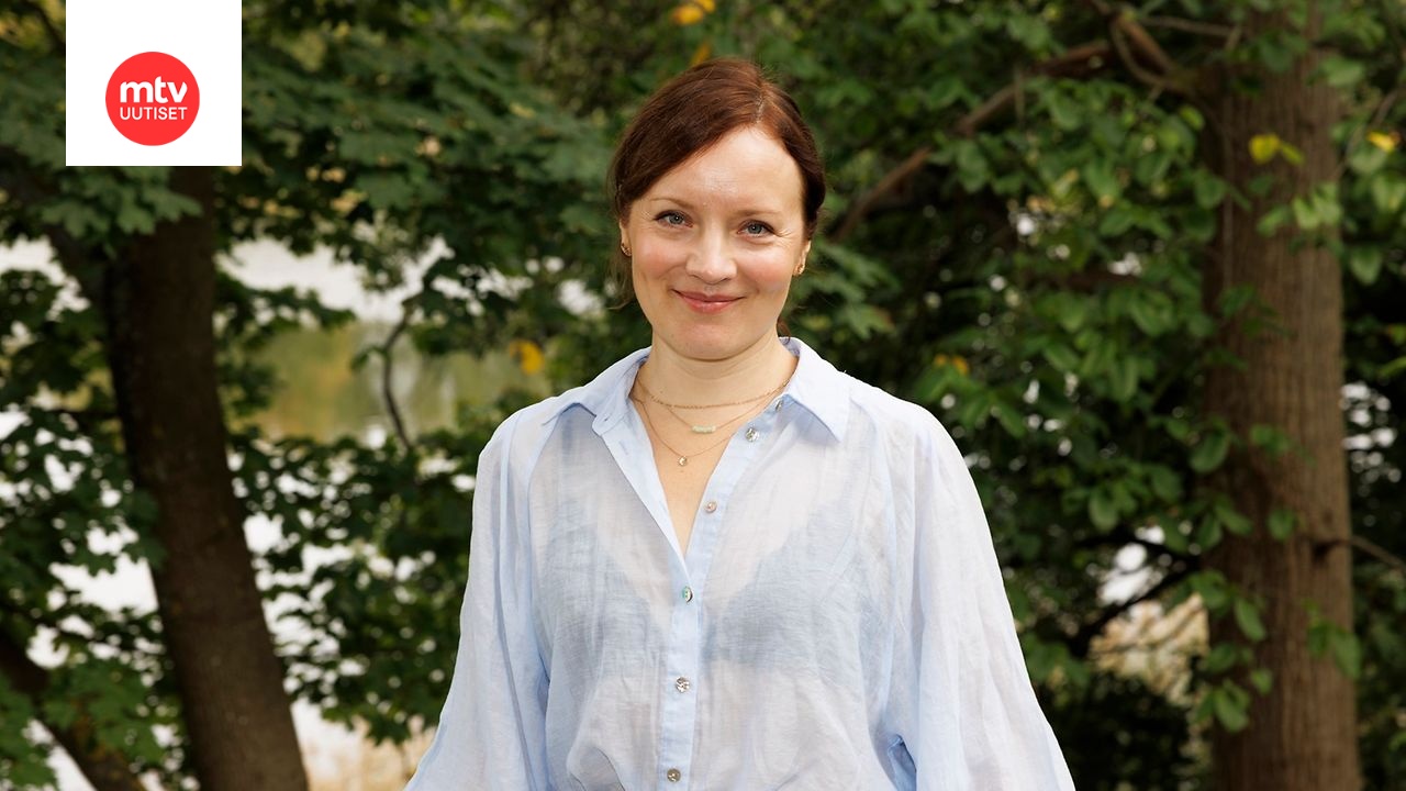 Elena Leeve esittää Sunnuntailounas-sarjassa Eeviä.