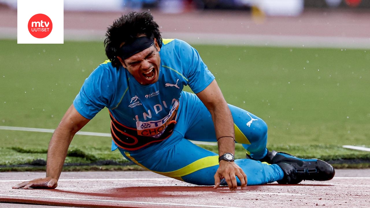 Neeraj Chopra irvisti heittonsa jälkeen.