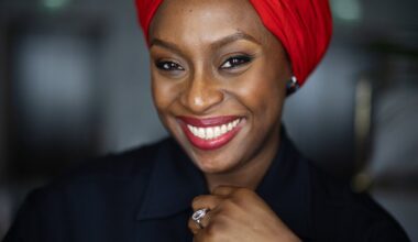 Menestyskirjailija ja feministiesikuva Chimamanda Ngozi Adichie uskoo, että keskitymme liikaa romanttiseen rakkauteen: ”Yhdeltä ihmiseltä ei voi odottaa kaikkea”