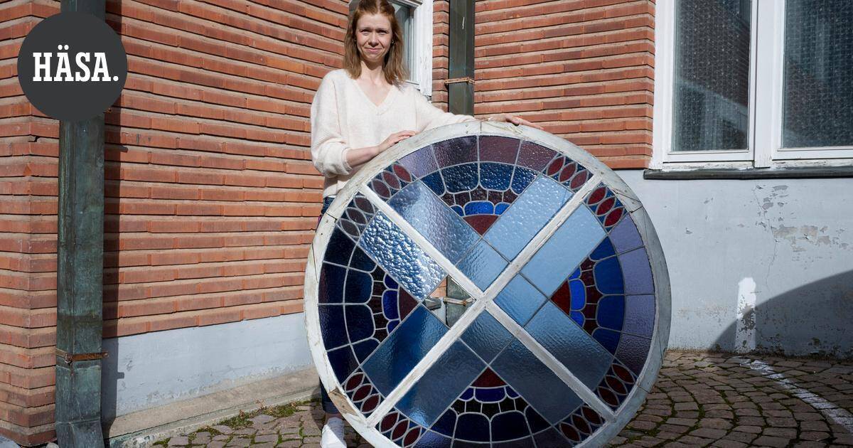 Hämeenlinnan kirkon viimeinen lasimaalaus löytyi – Ilmari Launiksen muu taide vietiin surutta kaatopaikalle jo 1960-luvun alussa | Paikalliset - Hämeen Sanomat