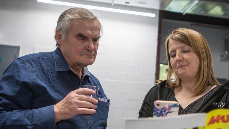 Toimitusjohtaja Emmi Jouslehto, Arilyn. Jouslehdon yritys tuottaa lisätyn todellisuuden AR-sovelluksia mobiililaitteisiin. Vasemmalla enkelisijoittaja John Ason.