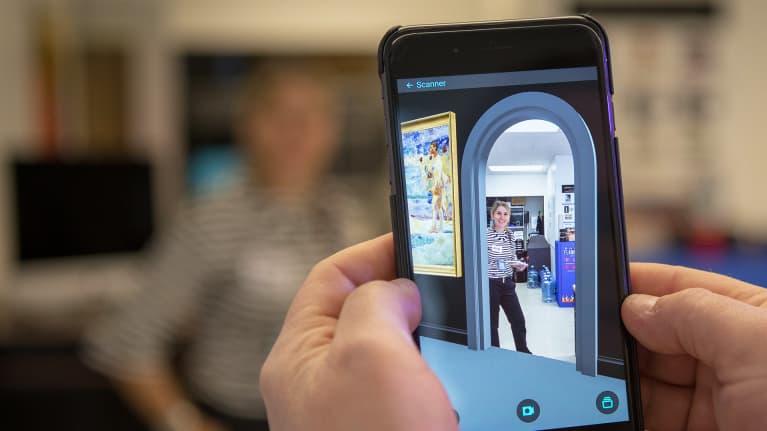 Suomalaiset lisätyn todellisuuden sekä virtuaalitodellisuuden sovelluksia kehittävät yritykset esittelivät toimintaansa yhdysvaltalaisille sijoittajille sekä medialle New Yorkissa 14.3.2019. Sovelluksella pääsee vaikka virtuaalivisiitille Ateneumin taidemuseoon. Kuvassa Yhdysvaltain-kirjeenvaihtaja Paula Vilén.