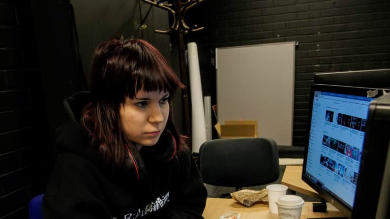Graafikko Milla Piipponen työstää Bullied VR -peliä.