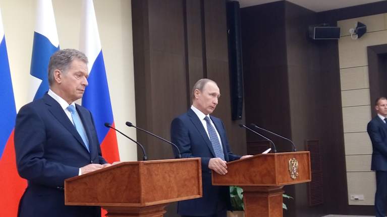 Sauli Niinistö ja Vladimir Putin seisovat puhujapönttöjen takana vuoden 2016 tapaamisessa. 