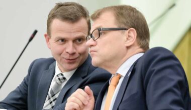 Uutuuskirja: Juha Sipilän hallitus pohti varusmiesten aseistamista itärajan turvapaikkakriisin rauhoittamiseksi | Politiikka
