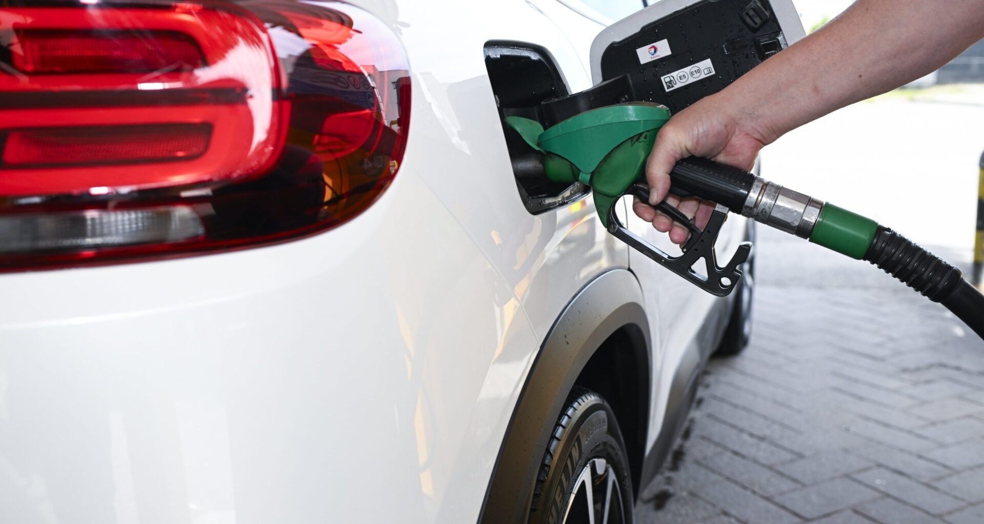 Helsingin Sanomien mukaan bensiini on liian halpaa