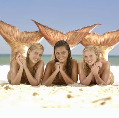 Nuortensarja H20. Kuvassa Merenneidot Emma (Claire Holt, vas.), Cleo (Phoebe Tonkin, kesk.) ja Rikki (Cariba Heine, oik.)
