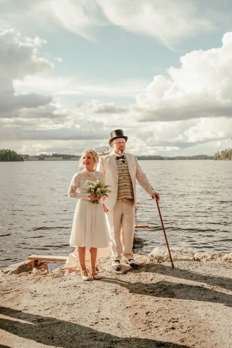 Sari-Anna pukeutui mummansa vanhaan valkoiseen hääpukuun, puku on vuodelta 1957. Lauri pukeutui hääpäivänään herrasmiehen vaaleaan asuun, silinterihattuineen ja kävelykeppeineen.