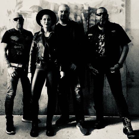 Audiothrill maalailee musiikkiinsa historiallisia maisemia ja muinaisia kaikuja. Kuvassa Tuomas Nehrenheim, Sanna Kaukiainen, Jani Saine ja Kimmo Blomster.