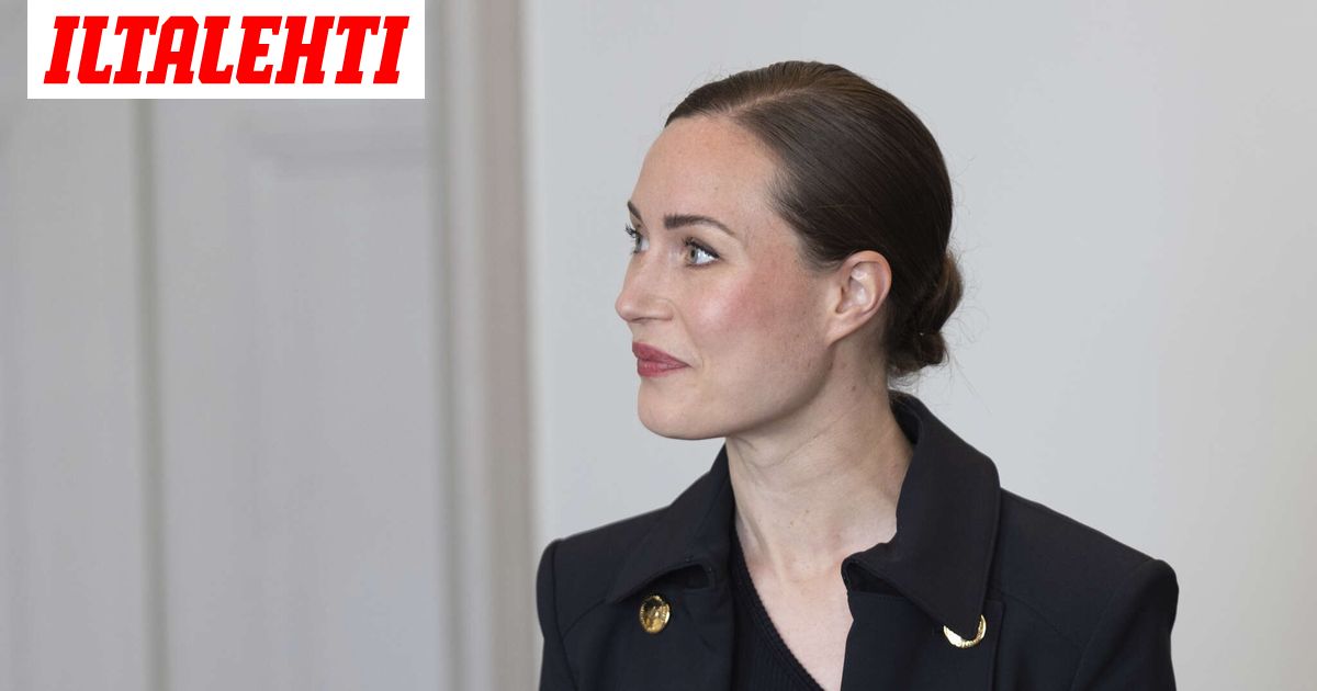 Sanna Marin julkaisi uusia kuvia: Ystävä sylissä