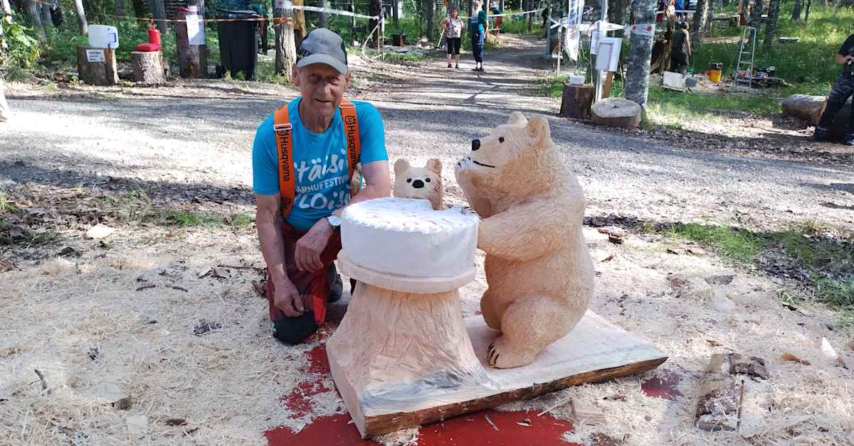 Kuhmolainen Esko Heikura veisti moottorisahalla kakkua syövät karhut ja voitti | Kainuu
