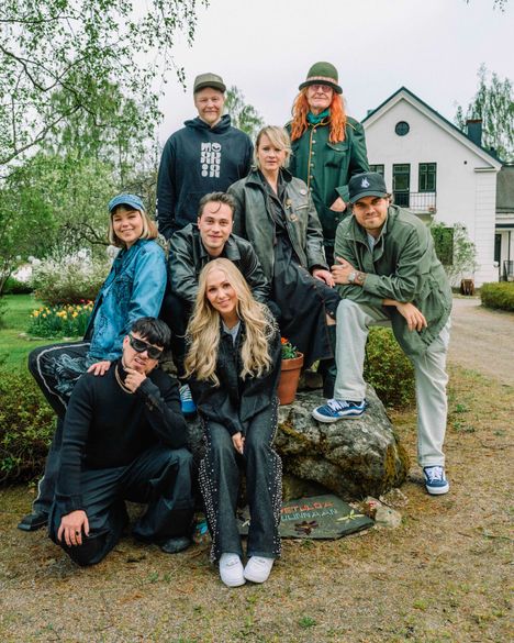 Vain elämää -ohjelman 15. kausi jää viimeiseksi Satulinnassa kuvatuksi kaudeksi. Kuvassa kuluvan kauden tähdet Vesta, Käärijä, Viivi, Johannes Brotherus, Mikki Kauste, Jonna Tervomaa, Pelle Miljoona ja Lauri Haav.