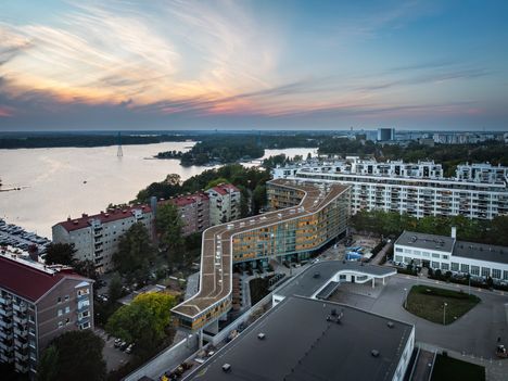 Esiraati kiittää Meander-kerrostalon sijoittamista ahtaaseen rakennuspaikkaan.