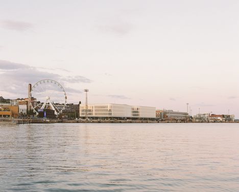 Katajanokan Laituri -uudisrakennus on puurakenteinen.