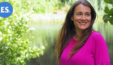 Dekkaristi Elina Backman on tottunut selvittämään outoja asioita: "Soitin myrkytyskeskukseen ja kysyin, voiko lehtikuusen neulasiin kuolla" | Uutissuomalainen