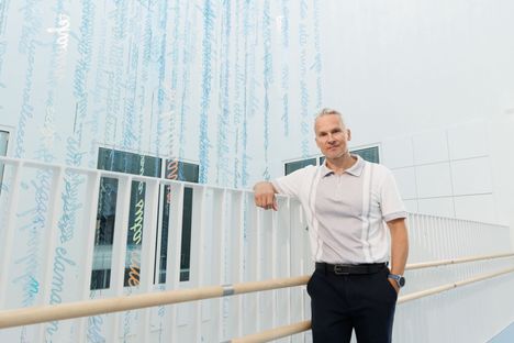 Sorrilan yhtenäiskoulun rehtori Pasi Rangell sanoo, että koululla on riittävä budjetti fyysisiin kirjoihin sekä sähköisiin oppimateriaaleihin. Pieniä haasteita tuli heti lukukauden alkuun kirjatilauksen myöhäisestä toimituksesta, rehtori myöntää.