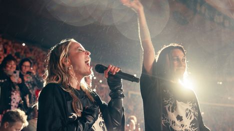Paula Vesala ja Mira Luoti toivat PMMP-yhtyeen vuonna 2024 Helsingin Olympiastadionille.