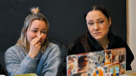 Paula Vesala ja Mira Luoti katsovat dokumentissa myös klippiä tosi-tv-ohjelmasta Popstars, joka tutustutti heidät toisiinsa.